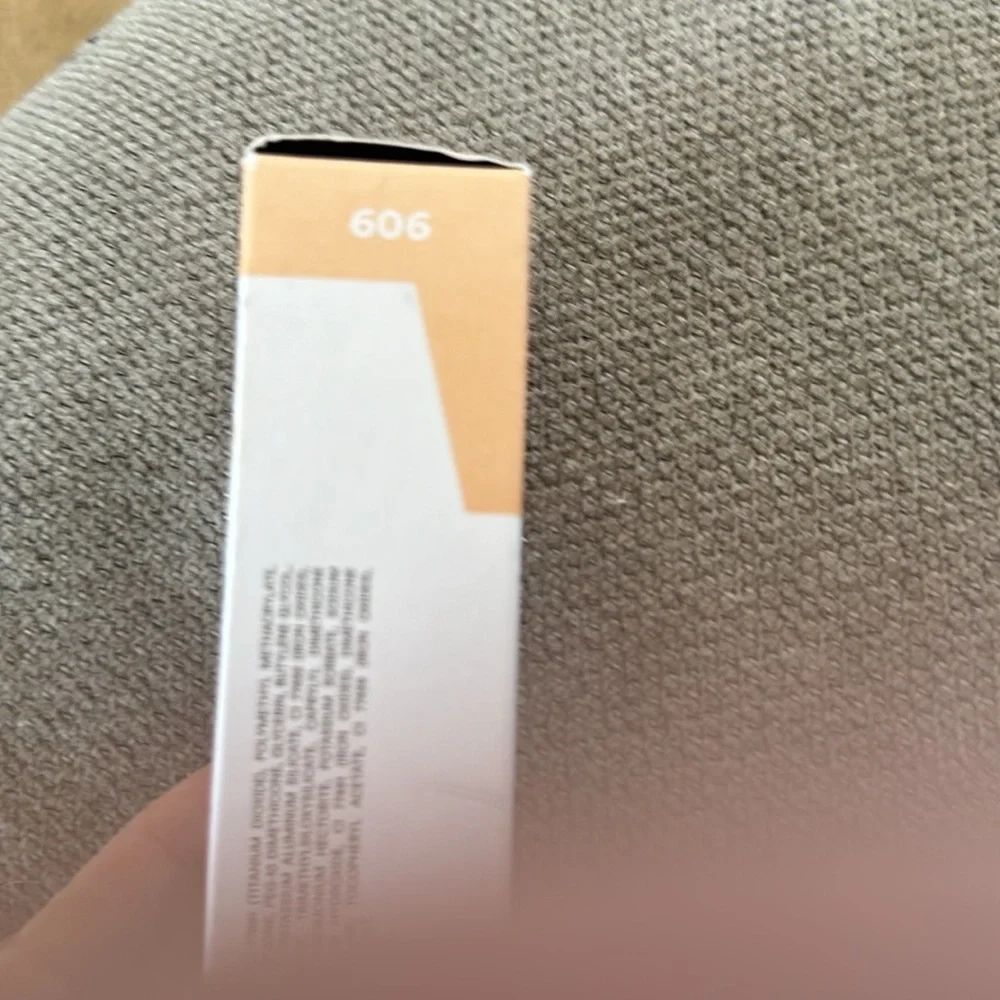 3INA The 24H Foundation Color 606 NIB NEW
